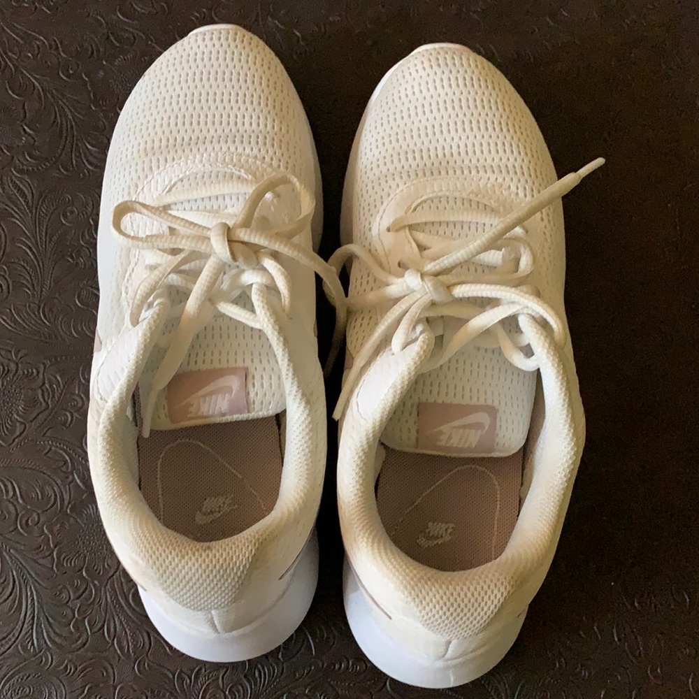 Used condition women’s Nike Roshe white